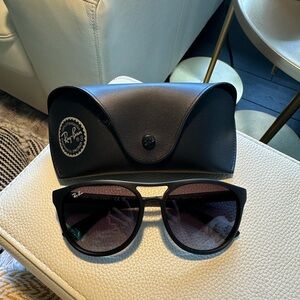 Ray-Ban Black Aviator Sunglasses Timeless Accessory